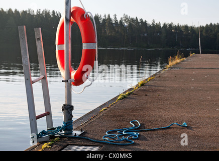 Sicherheitsausrüstung. Leuchtend rote Rettungsring auf dem pier Stockfoto