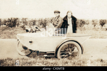 Ein junges Paar mit ihrem Motorrad und Beiwagen Kombination in den 1920er Jahren, England, UK Stockfoto