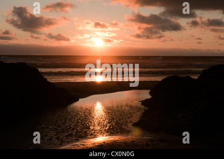 Sonnenuntergang am Strand Dünenwanderungen, Perranporth, Cornwall, UK. Juli. Stockfoto