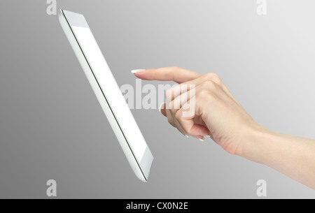 Frau Hände halten und deutete auf zeitgenössischen digitalen Bilderrahmen mit leeren Bildschirm. Stockfoto
