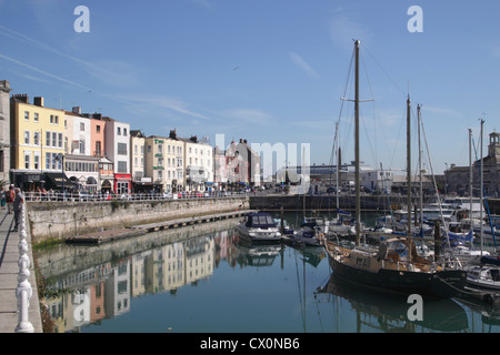 Hafen-Parade durch die Yacht Marina Ramsgate Kent Stockfoto