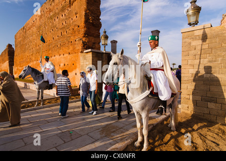 Königliche Garde zu Pferd am Eingang des Mausoleum von Mohammed V. Rabat, Marokko Stockfoto