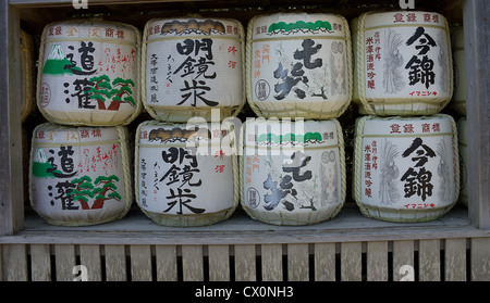 Aufopfernde Fässer von Sake Wein im Tsurugaoka Hachimangu Schrein, Kamakura, Japan Stockfoto