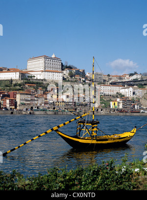 Portugal. Porto. Costa Verde Porto. Blick auf die Stadt und Segel Boot auf dem Fluss. Stockfoto
