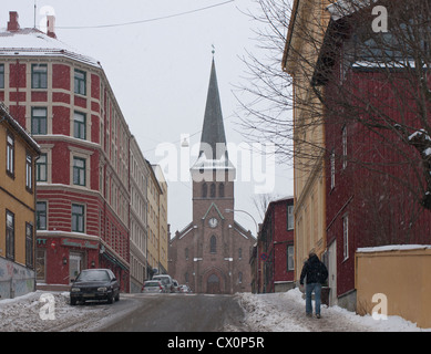 Schneefall in Oslo Norwegen, hier bergauf nach Kampen Kirche, erbaut im Jahre 1882 in einem Teil der Stadt von Häusern aus der gleichen Epoche dominiert Stockfoto