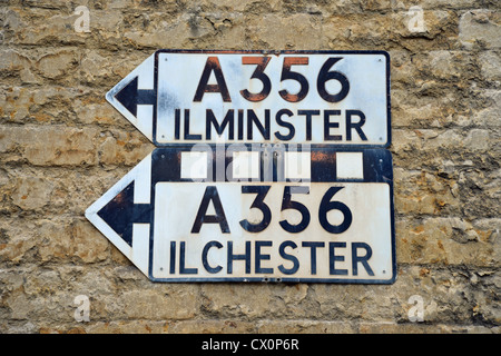 Periode Verkehrsschilder Ilchester und Ilminster im Marktplatz, Crewkerne, Somerset, England, Vereinigtes Königreich Stockfoto