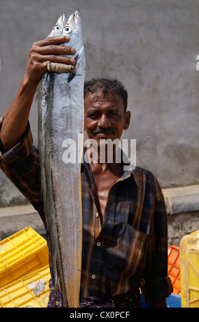 Fischer mit langen frischen Fisch neu Indian Silver Bar vom arabischen Meer. Foto aus Thangassery Fischerhafen Indien Stockfoto