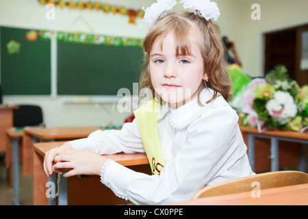 Kleines Mädchen zurück an Klasse Schreibtisch, russische Grundschule Stockfoto