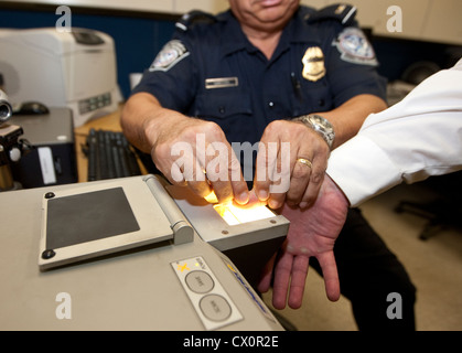 U.S. Customs and Border Protection Officer verwendet Scanner zu dokumentieren und Fingerabdruck-LKW-Fahrer, die Einreise in die USA aus Mexiko Stockfoto