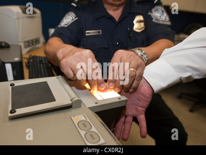 U.S. Customs and Border Protection Officer verwendet Scanner zu dokumentieren und Fingerabdruck-LKW-Fahrer, die Einreise in die USA aus Mexiko Stockfoto