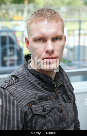 Blondes Haar gut aussehender Mann Porträt Blick in die Kamera Stockfoto