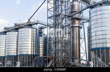 Getreidesilos im Outback, NSW, Australien. Stockfoto