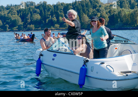 Rex Weyler (Greenpeace-Mitbegründer) der Tanker freie BC und Filmemacher Helena Cynamon und Linda Desormeaux Zeugnis Kanu protest Stockfoto