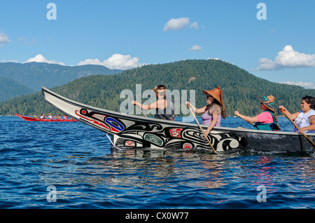 Viele Menschen, ein Kanu. Salish First Nations, sammeln von Kanus, die Salish Sea, 1. September 2012 zu schützen. Stockfoto