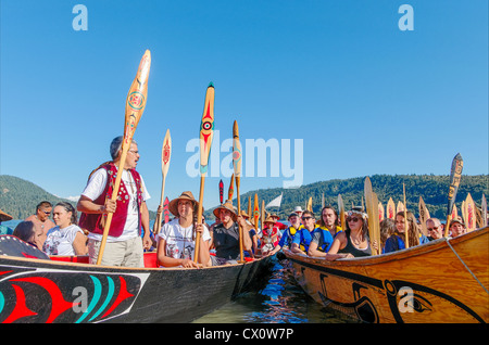 Erfassung von Kanus, die Salish Sea, 1. September 2012 zu schützen. Willkommen bei Molke-ah-Wichen (Cates Park) N. Vancouver erwartet. Stockfoto