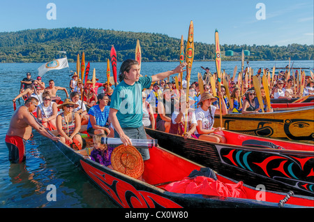 Dustin Flüsse, Squamish Nation, das Sammeln von Kanus zu den Salish Meer schützen, bei Molke-ah Willkommen - WICHEN N. Vancouver. Stockfoto