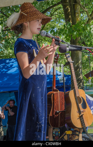 First Nations junge Sänger, Aktivist, Ta'Kaiya Blaney, 11, spricht und singt bei der Salish Sea Festival, N. Vancouver, BC, Kanada Stockfoto