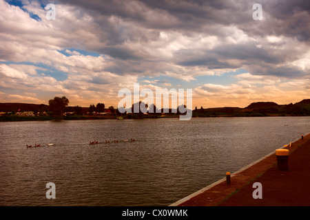 Abend am Fluss Mosel (Grenzfluss) in Remich /Luxembourg links einen Campingplatz in Deutschland, Sommer Stockfoto