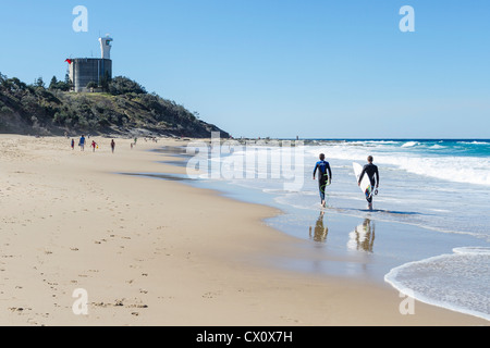 Surfer zu Fuß am Strand mit Surfbrettern am Sunshine Coast, Queensland, Australien Stockfoto