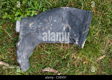 Alte Fischer Boot oder Fischers alte Boot! Gefunden Sie in einem Feld neben einem Fluss liegend vor. Stockfoto