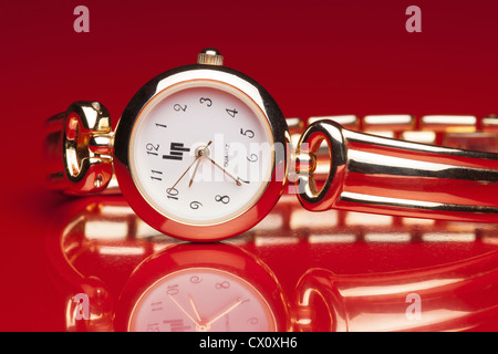 Nahaufnahme einer Damen Quarz Armbanduhr Stockfoto