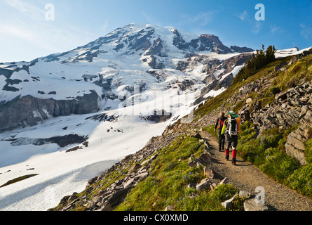 Kletterer Abstieg vom Mount Rainier über den Skyline Trail mit dem Nisqually Gletscher im Hintergrund. Washington, USA. Stockfoto