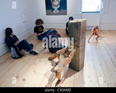 Kunststudenten skizzieren eine Holzskulptur in Preston Park Museum Stockton on Tees Stockfoto