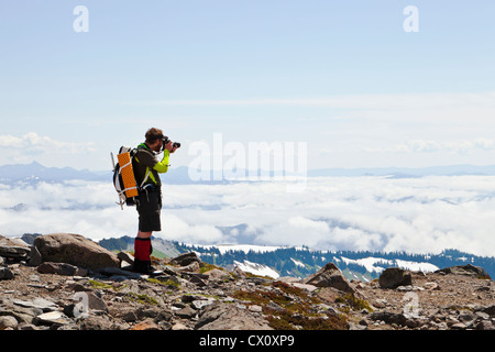 Ein Mann Fotografieren am Panorama-Punkt auf dem Skyline Trail, Mount-Rainier-Nationalpark, Washington, USA. Stockfoto