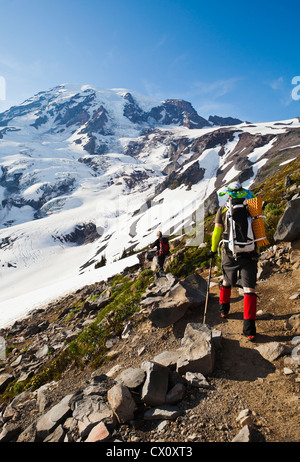 Kletterer Abstieg vom Mount Rainier über den Skyline Trail mit dem Nisqually Gletscher im Hintergrund. Washington, USA. Stockfoto