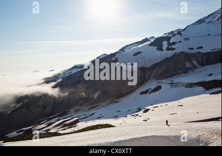 Kletterer Abstieg vom Mount Rainier über den Skyline Trail mit dem Nisqually Gletscher im Hintergrund. Washington, USA. Stockfoto