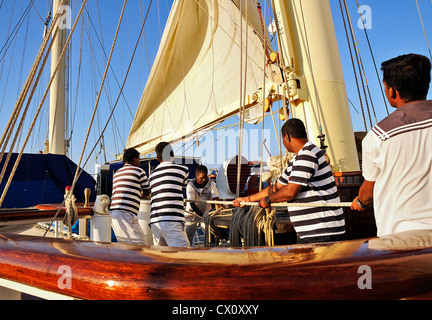 Hissen die Segel an Bord SPV Star Clipper Stockfoto