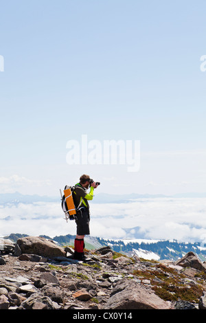 Ein Mann Fotografieren am Panorama-Punkt auf dem Skyline Trail, Mount-Rainier-Nationalpark, Washington, USA. Stockfoto