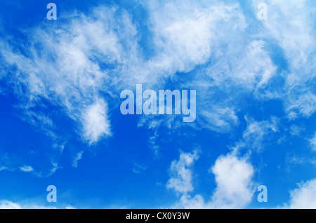 tiefblauer Himmel mit Wolken Stockfoto