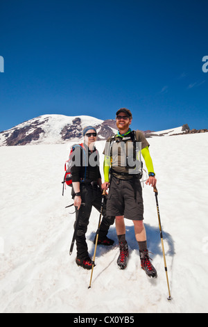 Porträt eines jungen Mann und Frau auf die Muir Schneefeld auf dem Mount Rainier. Washington, USA. Stockfoto