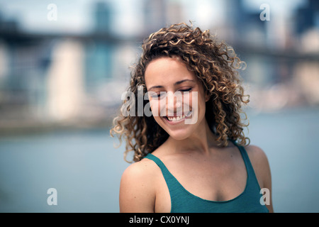 Porträt der Frau mit dem lockigen Haar, Lächeln Stockfoto