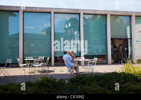 Discovery Center in Winchester mit Café Tische im freien - Hampshire UK Stockfoto