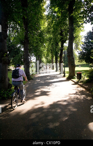 Mann, Radfahren durch Dane John Gärten, Canterbury, Kent, England, UK Stockfoto