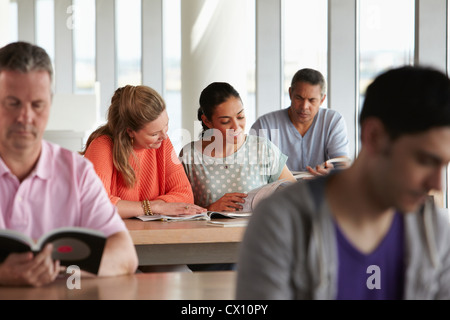 Ältere Schüler in der Klasse Stockfoto