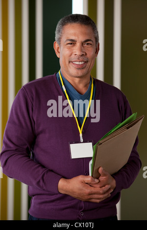 Man Holding-Dateien, portrait Stockfoto