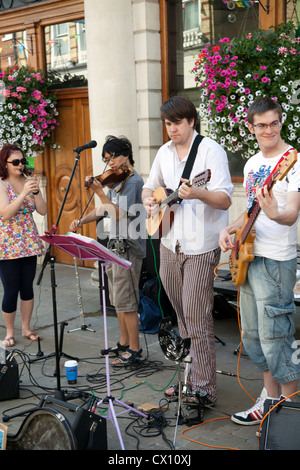 Straße Buskers in Winchester High Street - Hampshire UK Stockfoto