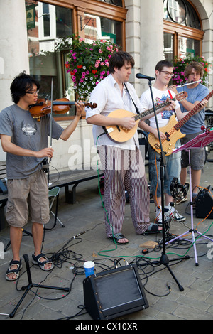 Straße Buskers in Winchester High Street - Hampshire UK Stockfoto