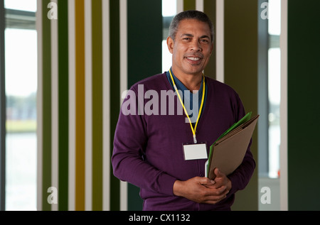 Man Holding-Dateien, portrait Stockfoto