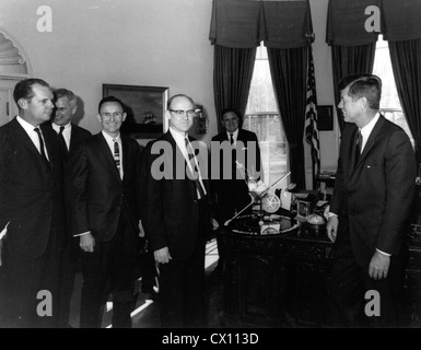 Präsident John F. Kennedy erhält Mariner 2 Modell Stockfoto