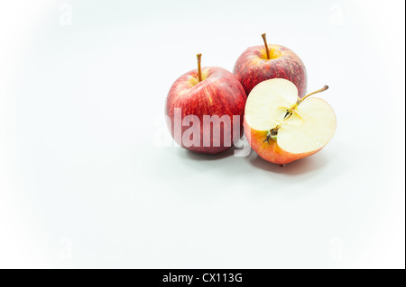 Roter Apfel isoliert auf weißem Hintergrund Stockfoto