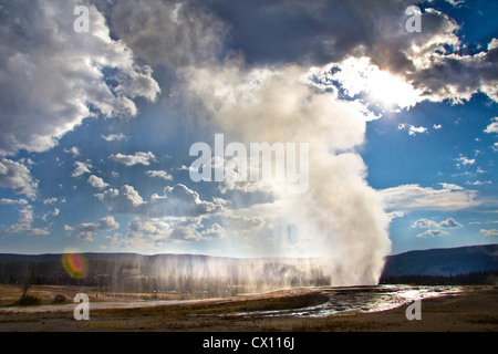 Old Faithful Geysir ausbrechen, Yellowstone-Nationalpark, Wyoming, USA Stockfoto