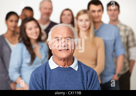 Porträt des Mannes mit der Gruppe von Menschen im Hintergrund Stockfoto