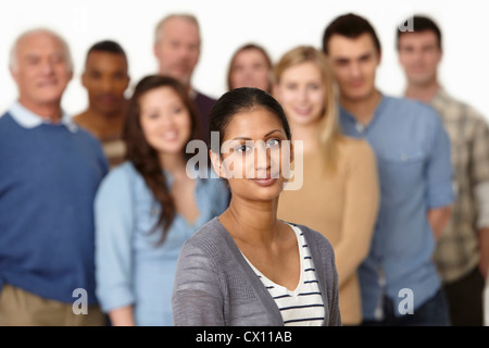 Porträt der Frau mit der Gruppe von Menschen im Hintergrund Stockfoto