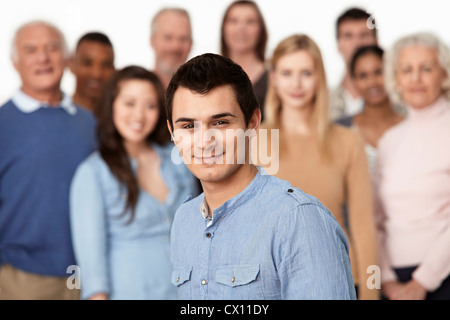 Porträt des Mannes mit der Gruppe von Menschen im Hintergrund Stockfoto