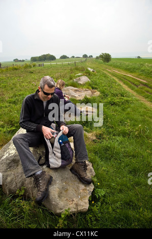 Wanderer auf der Ridgeway langen Abstand Weg, Marlborough Downs, Wiltshire, Großbritannien Stockfoto