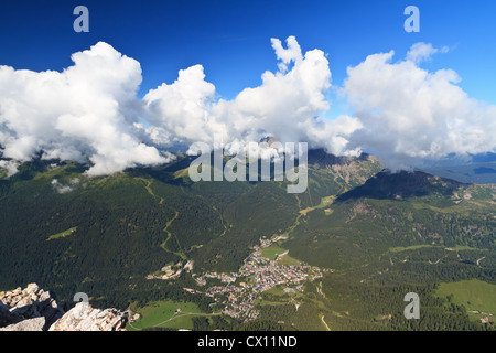 Luftaufnahme von San Martino di Castrozza, berühmte Kleinstadt in Primiero Tal, Trentino, Italien Stockfoto
